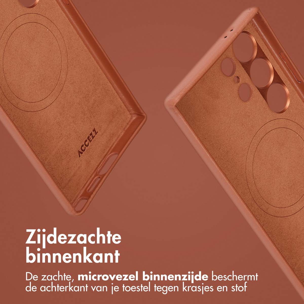 Intérieur de l'étui du téléphone. L'étui est marron, montrant la doublure intérieure douce et le nom de la marque.