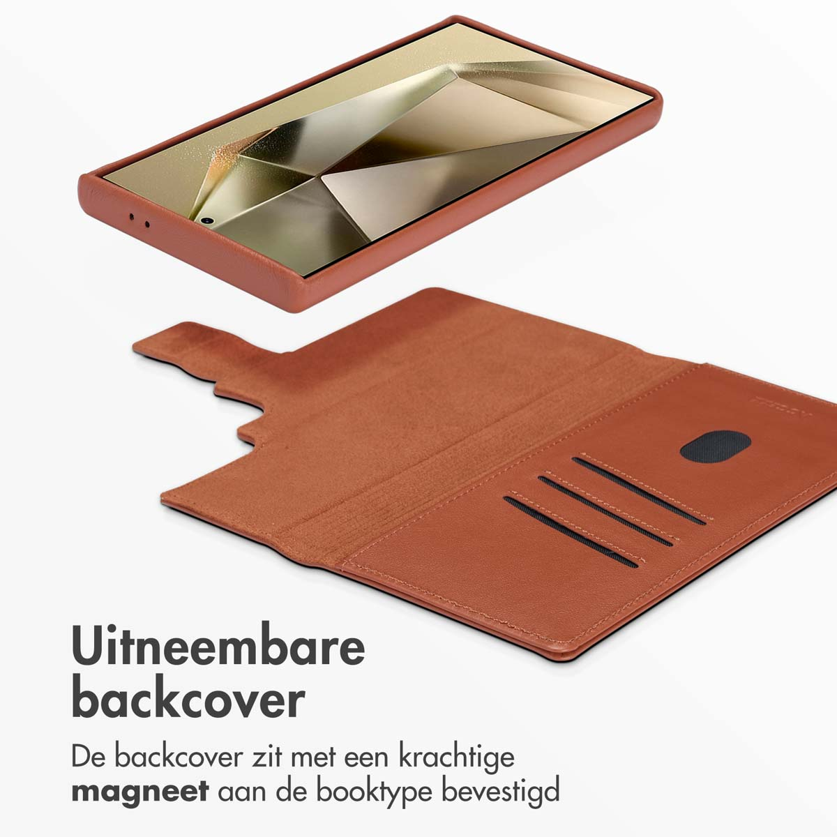 Coque marron amovible avec fixation magnétique sur une housse de type livre.