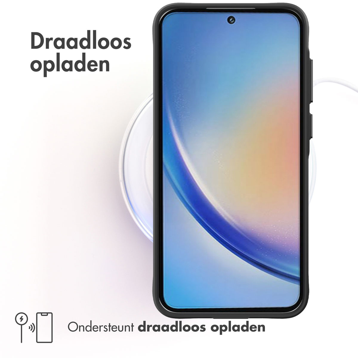 Telefoon wordt opgeladen op een draadloze oplader. Zwarte telefoonhoes op de telefoon.