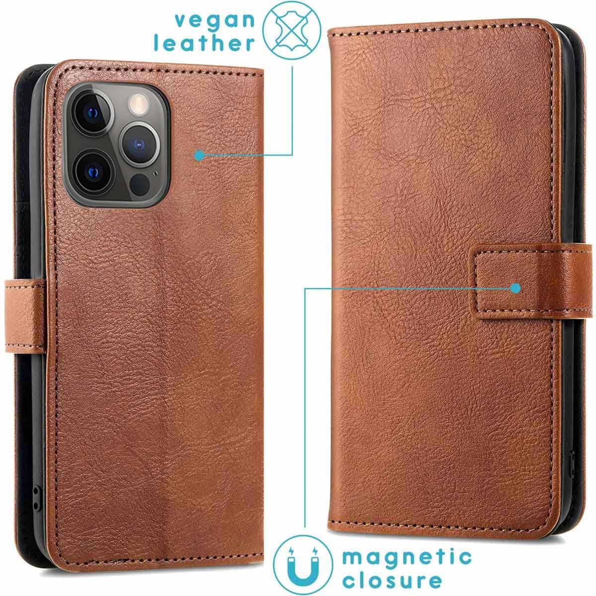 Bruine vegan leren telefoonhoes, open en de telefoon erin tonend. Met magnetische sluiting en knop.