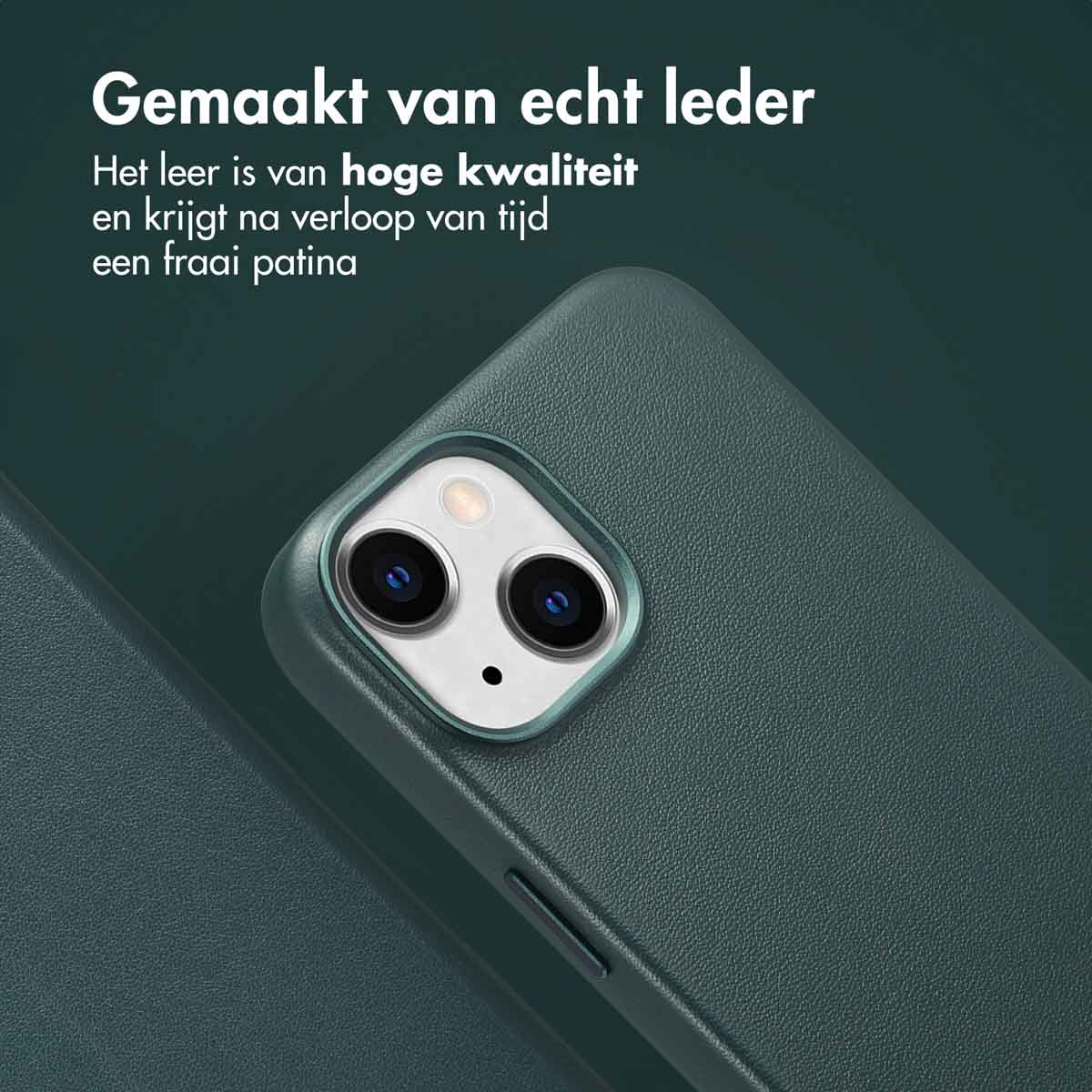 Close-up van een teal telefoonhoesje van echt leer. De telefoon zit in de hoes.