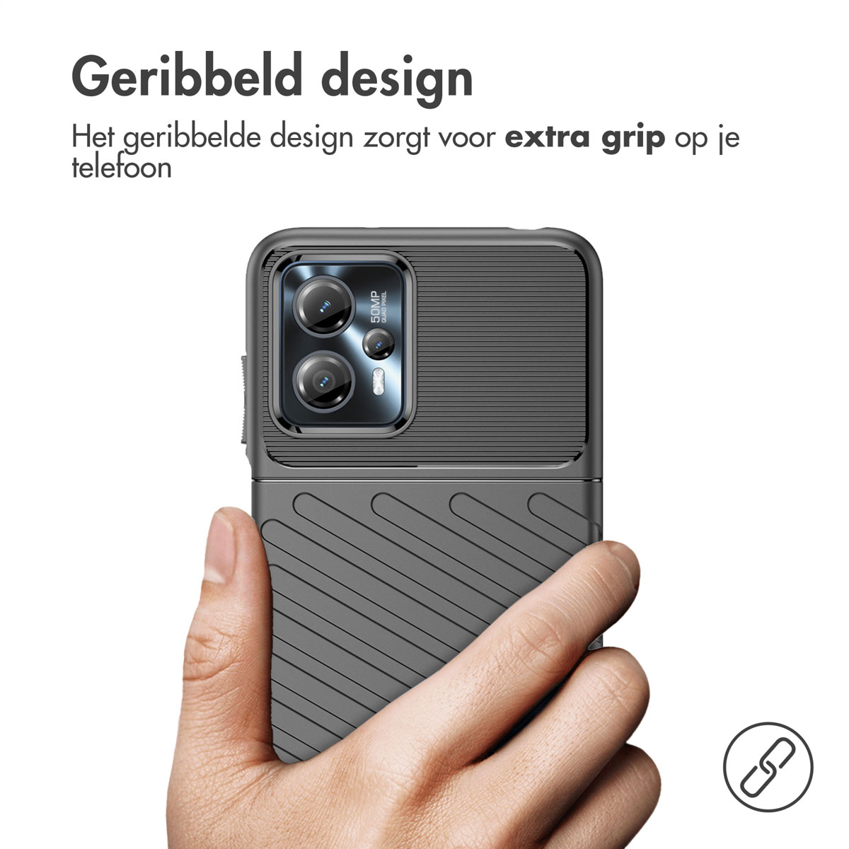 Main tenant un téléphone avec un design nervuré, montrant le dos gris texturé.