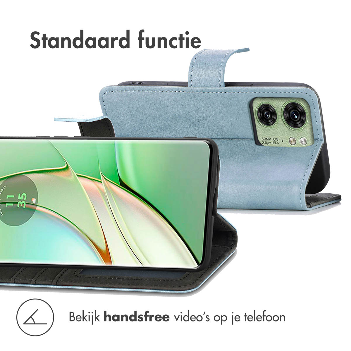 Een blauwe telefoonhoes met een telefoon erin. De hoes heeft een bandje en een camera-uitsparing aan de achterkant.
