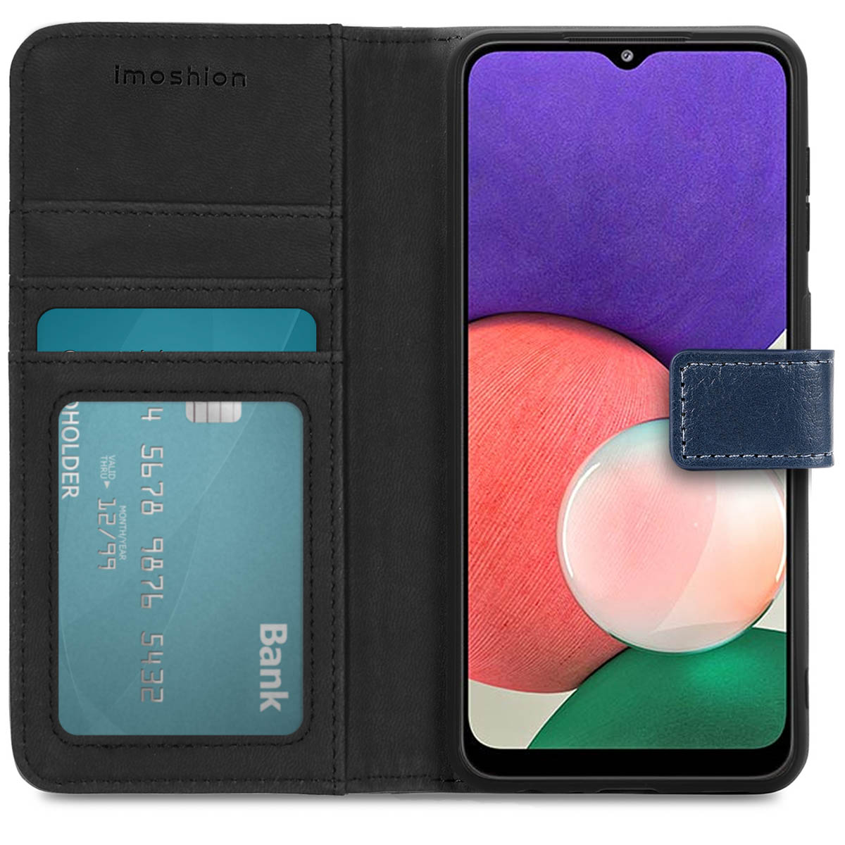 Zwart en blauw telefoonhoesje dat de telefoon en creditcard slots laat zien. De hoes is open.