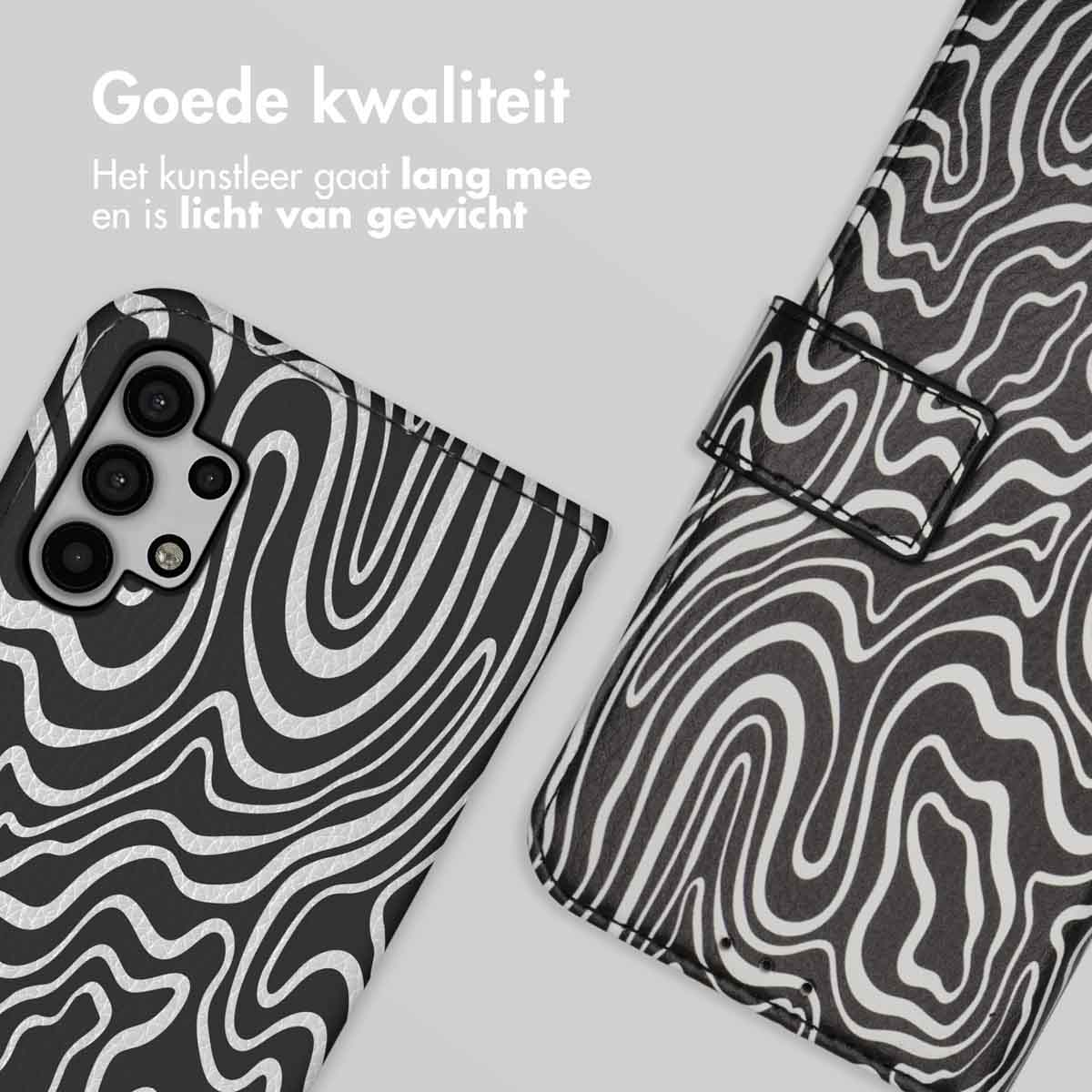 Twee telefoonhoesjes met zwart-wit draaikolkpatroon op grijze achtergrond.