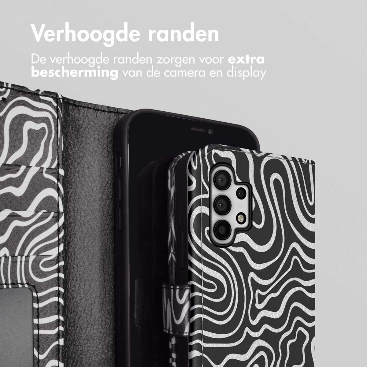 Close-up van een telefoonhoes met zwart wervelpatroon dat een camera beschermt.