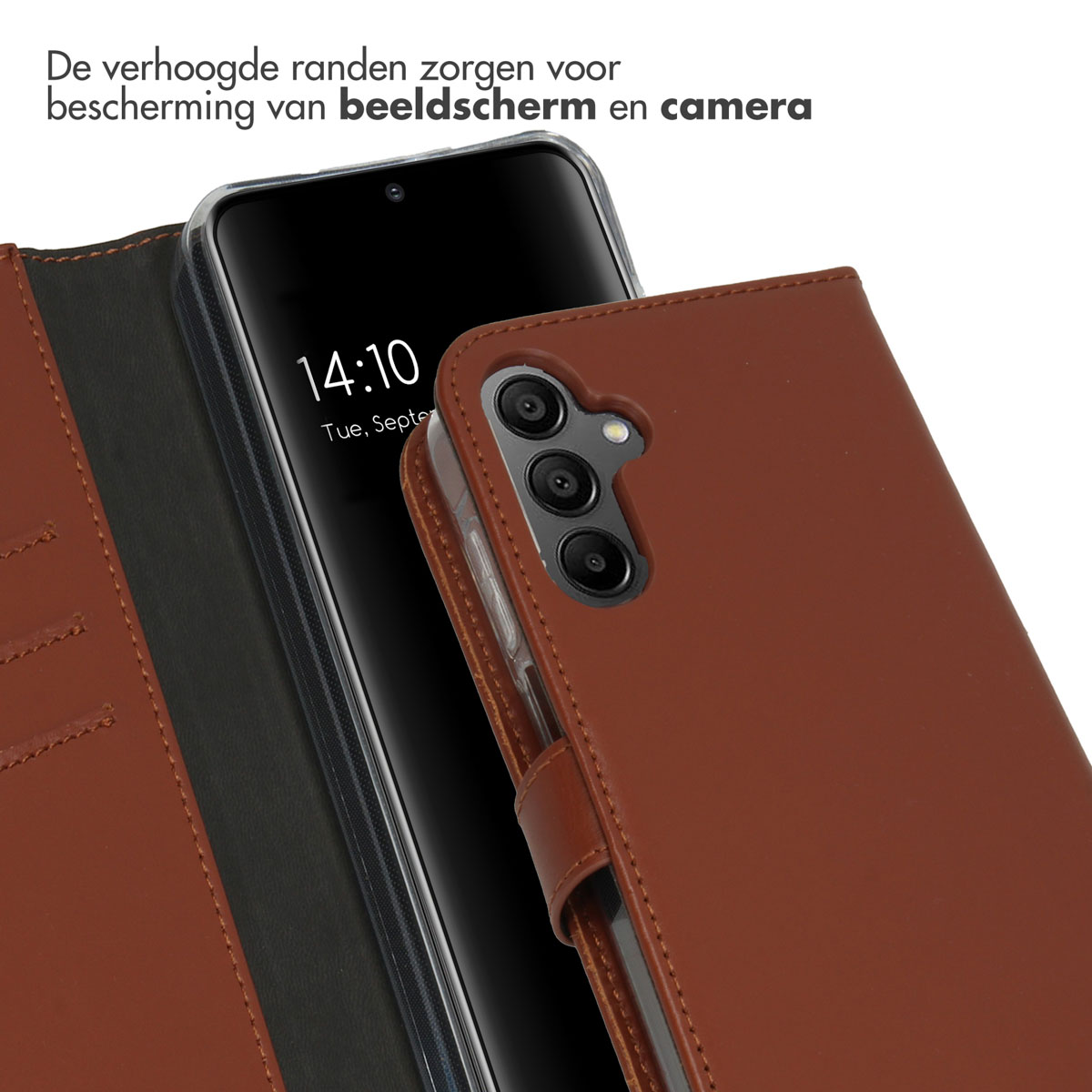 Eine braune Handyhülle mit einem Telefon darin, das die Uhrzeit 14:10 und eine Kamera zeigt.