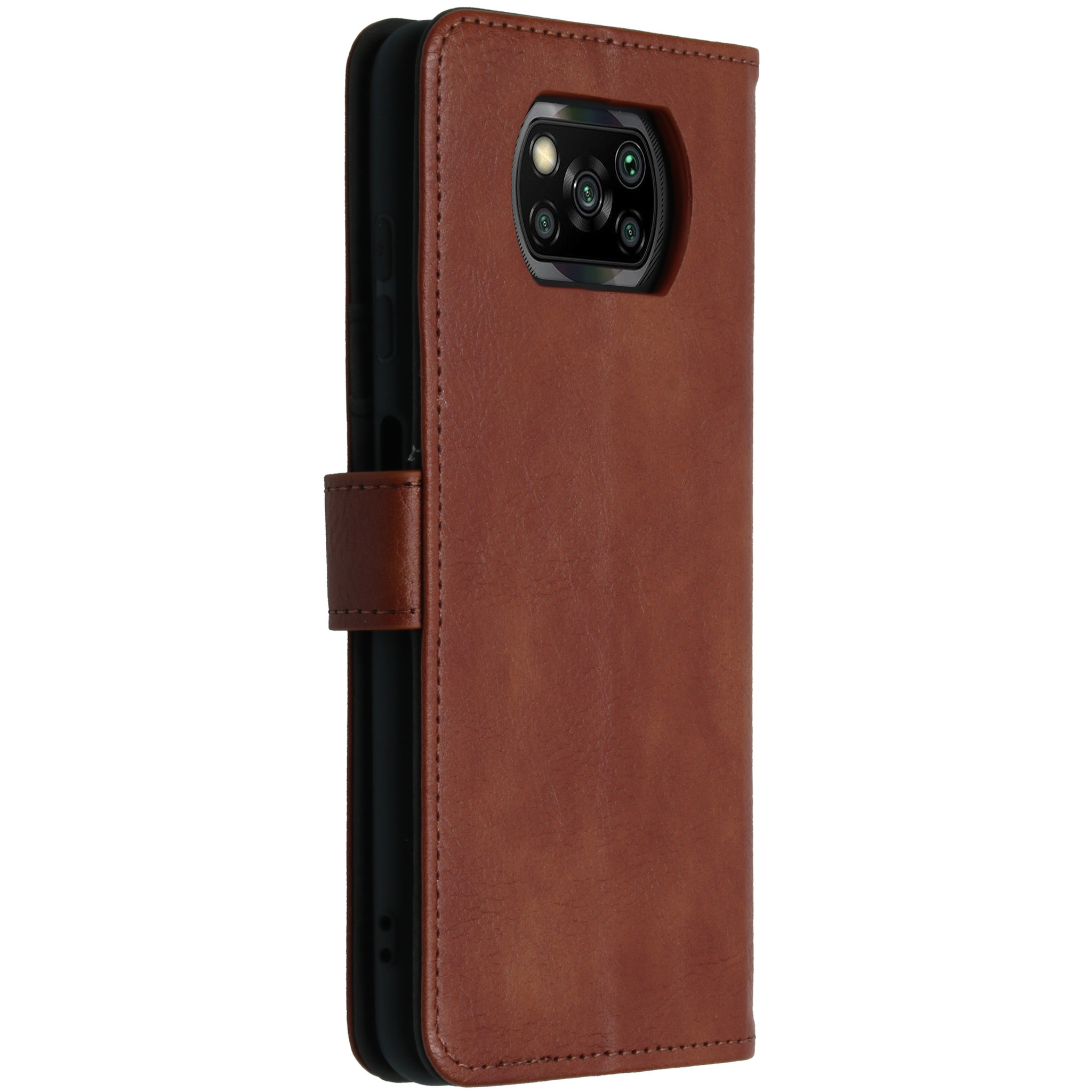 Un étui à rabat en cuir marron pour smartphone avec quatre caméras.