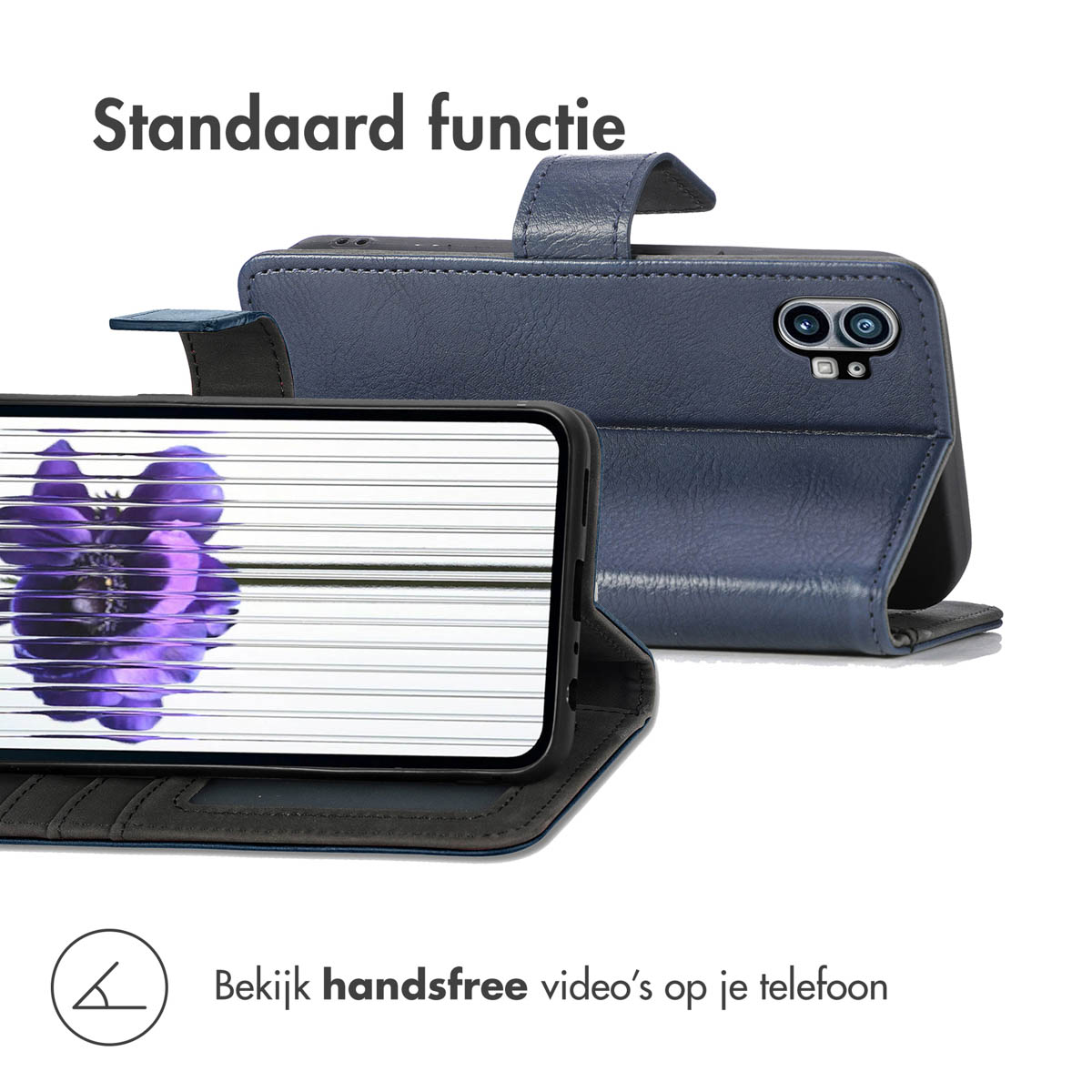 Een donkerblauwe telefoonhoes met een telefoon erin. De hoes is open.