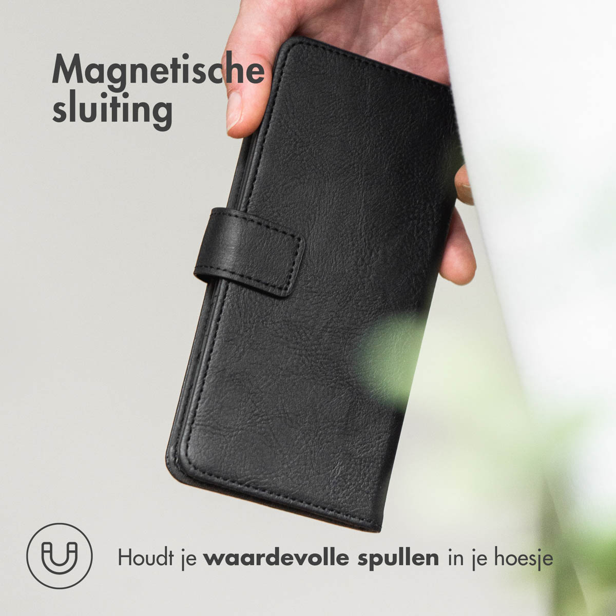 Zwarte telefoonhoes wordt vastgehouden. Tekst: Magnetische sluiting. Houdt uw waardevolle spullen in uw hoesje.