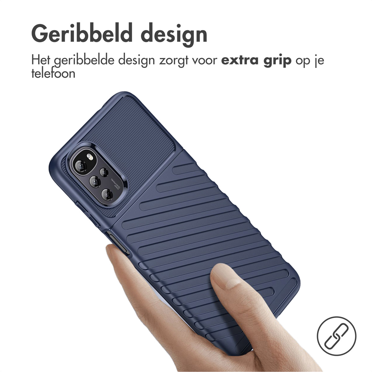 Main tenant une coque bleu marine à rainures. Téléphone avec plusieurs caméras visibles.