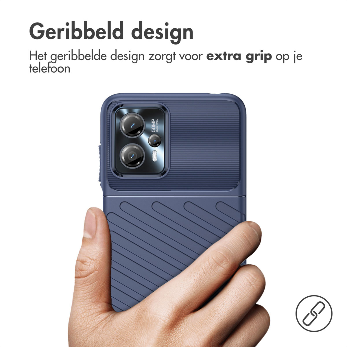 Main tenant une coque bleu marine à rainures. Téléphone avec plusieurs caméras visibles.