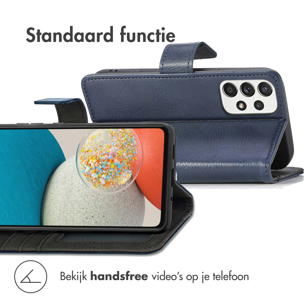 Dunkelblaues Handycover in aufgestellter Position mit Handy, das eine bunte Frucht zeigt.