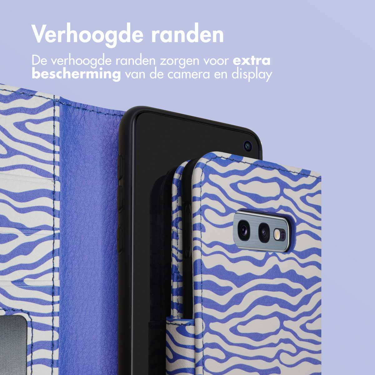 Un téléphone dans un étui zébré bleu et blanc, avec un gros plan sur l'appareil photo.