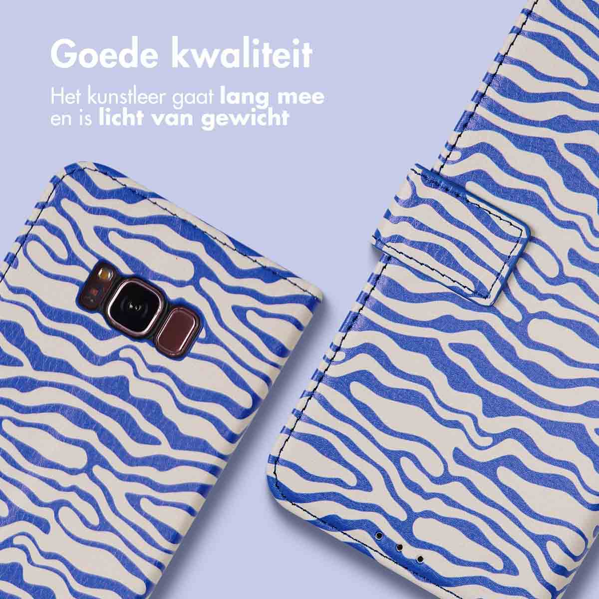 Blauw-witte telefoonhoes met een zebrapatroon en een opvouwbare hoes.