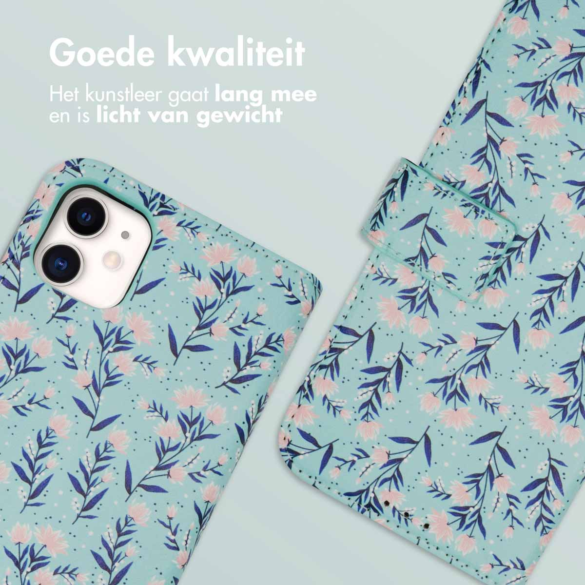 Lichtblauwe telefoonhoes met roze en marineblauw bloemenpatroon.