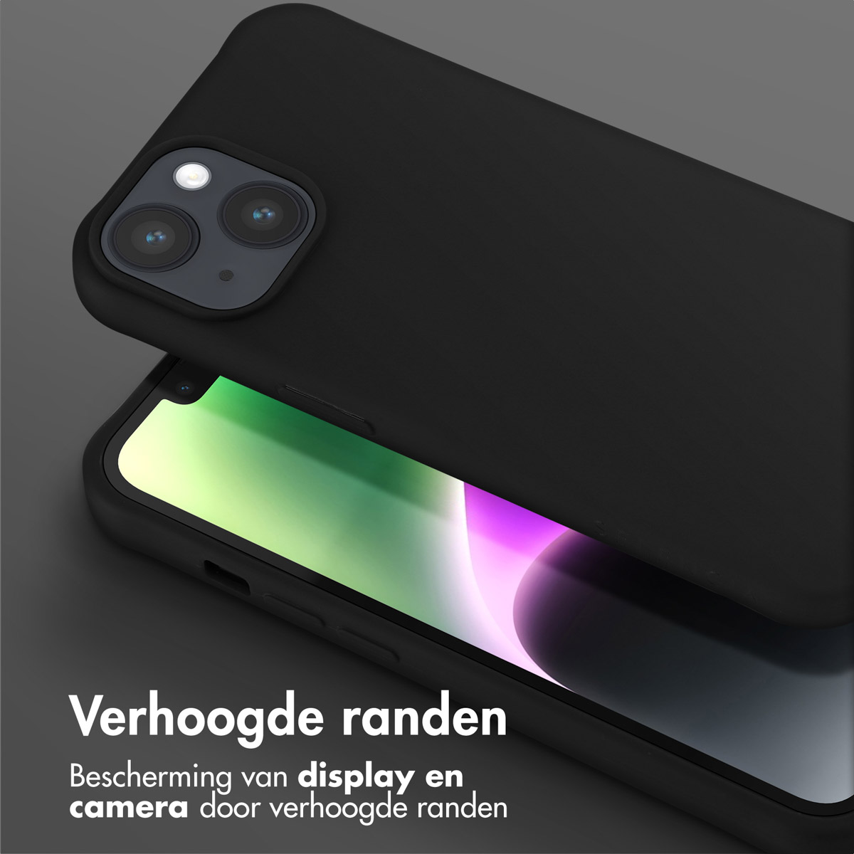 Zwarte telefoonhoes op een telefoon met opstaande randen, beschermt display en camera.