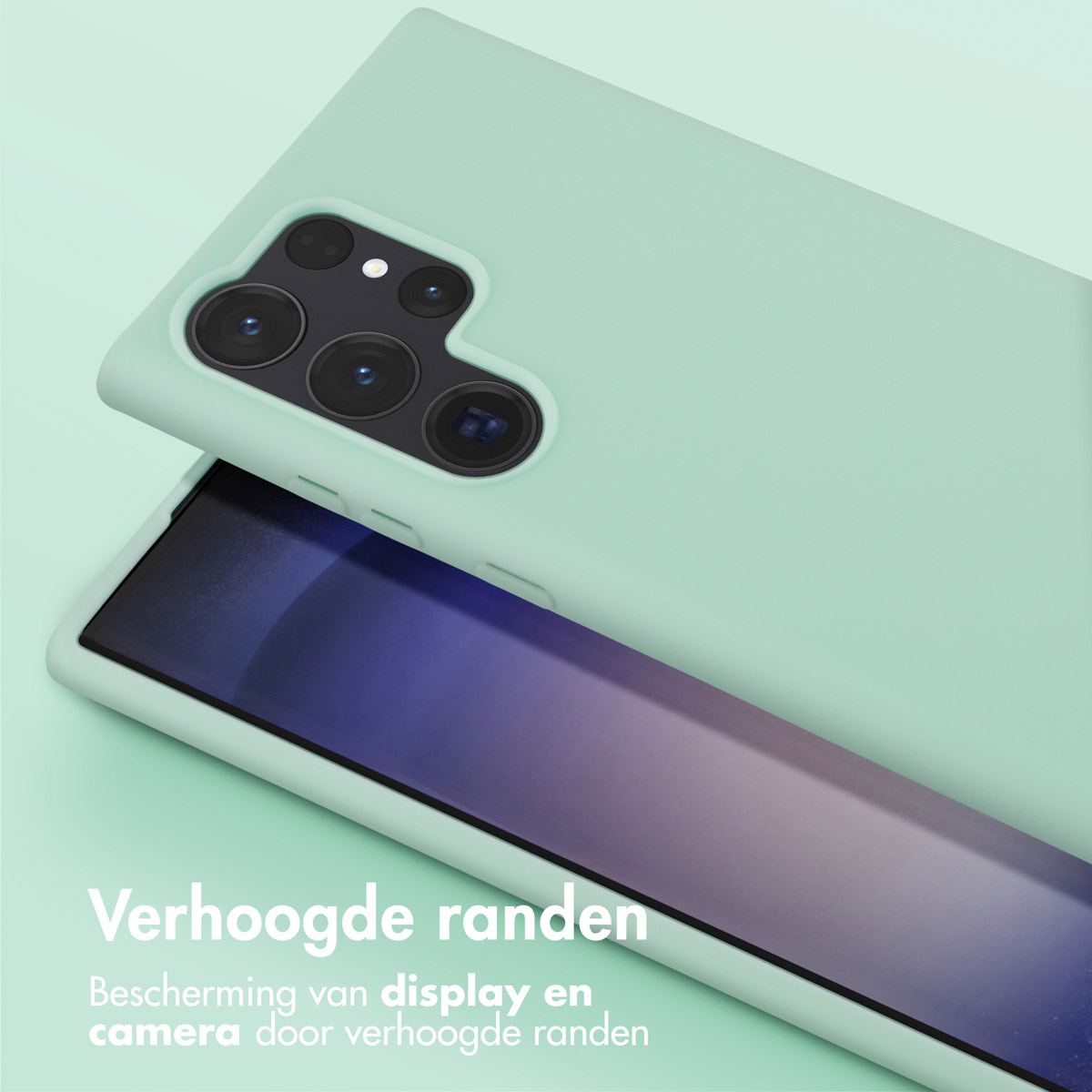 Een mintgroen telefoonhoesje. De telefoon zit erin en de hoes ligt op een lichtgroen oppervlak.