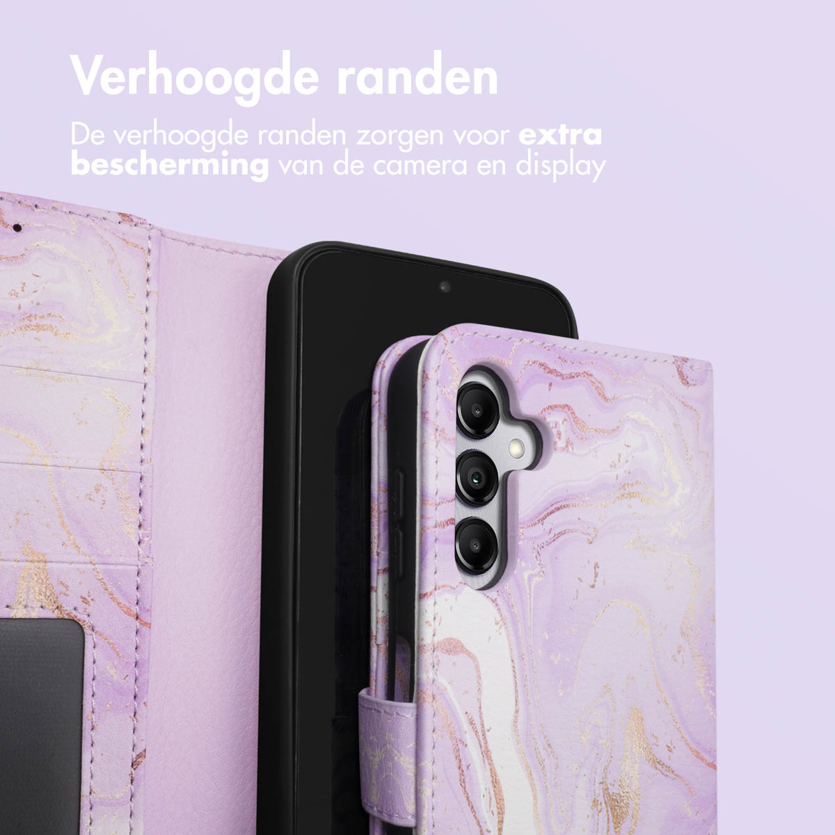 Paarse marmeren telefoonhoes met camera-uitsparing en telefoon.