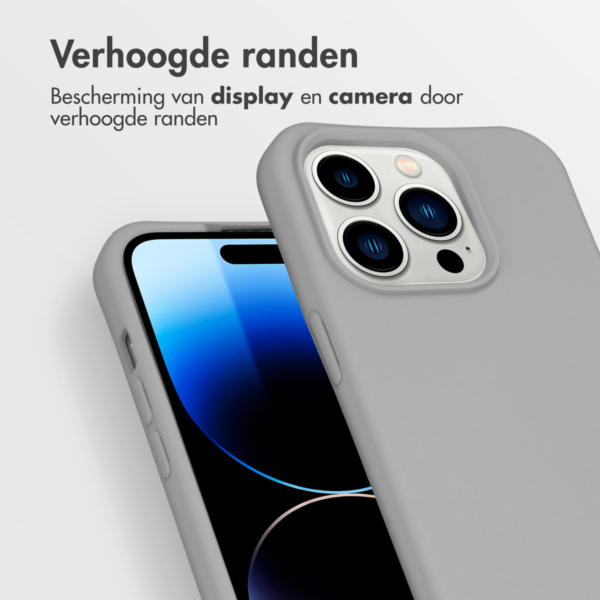 Eine hellgraue Handyhülle mit einem Telefon darin. Niederländischer Text sagt 'Erhöhte Kanten' und 'Schutz'.