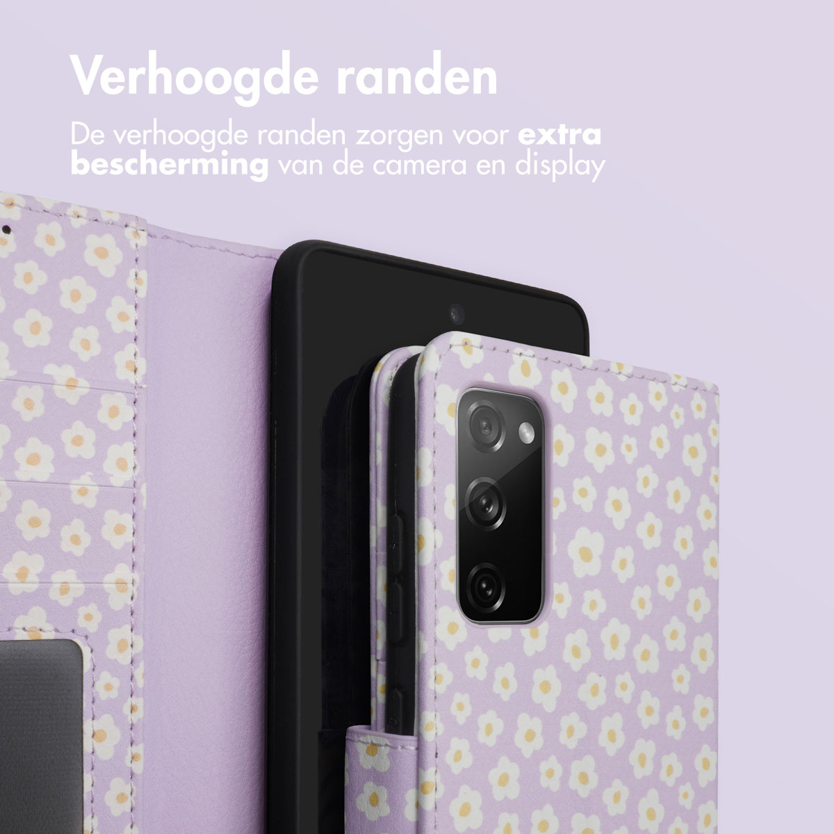 Paarse telefoonhoes met wit madeliefpatroon, op een telefoon en een opvouwbare hoes.