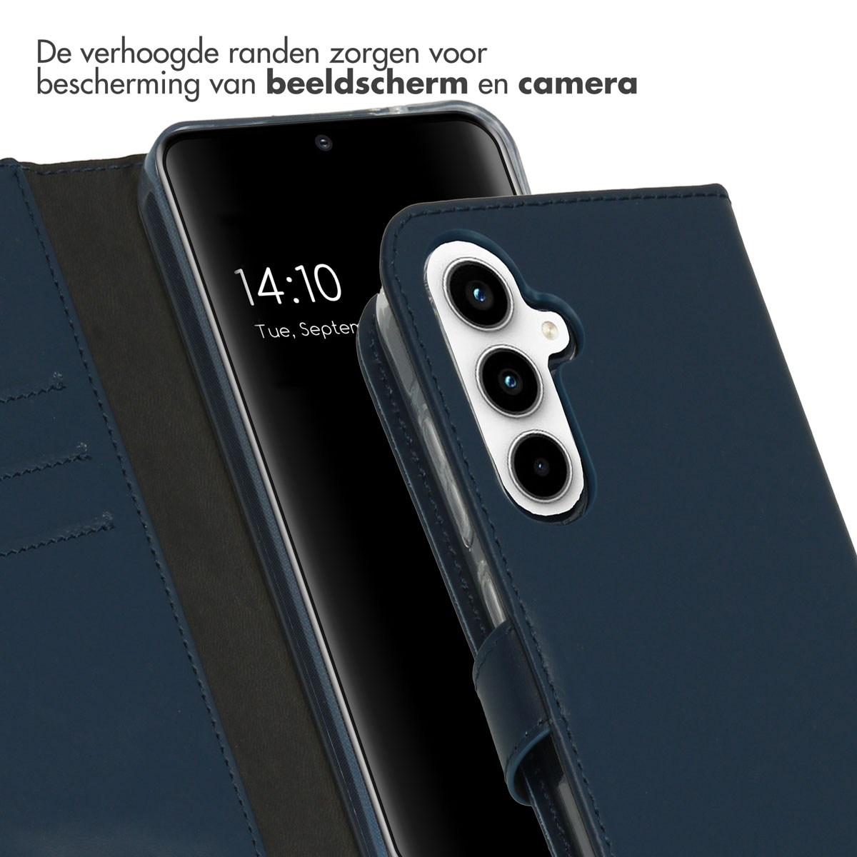 Coque de téléphone bleue avec un téléphone affichant l'heure. Téléphone ouvert, affichant l'écran.