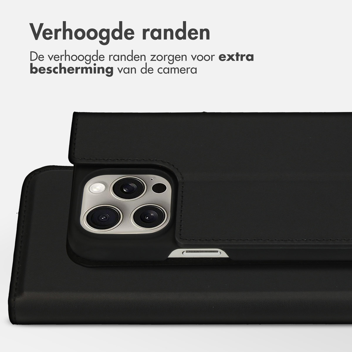Coque de téléphone noire avec bords surélevés protégeant l'appareil photo du téléphone. L'étui est sur fond blanc. Texte en néerlandais.
