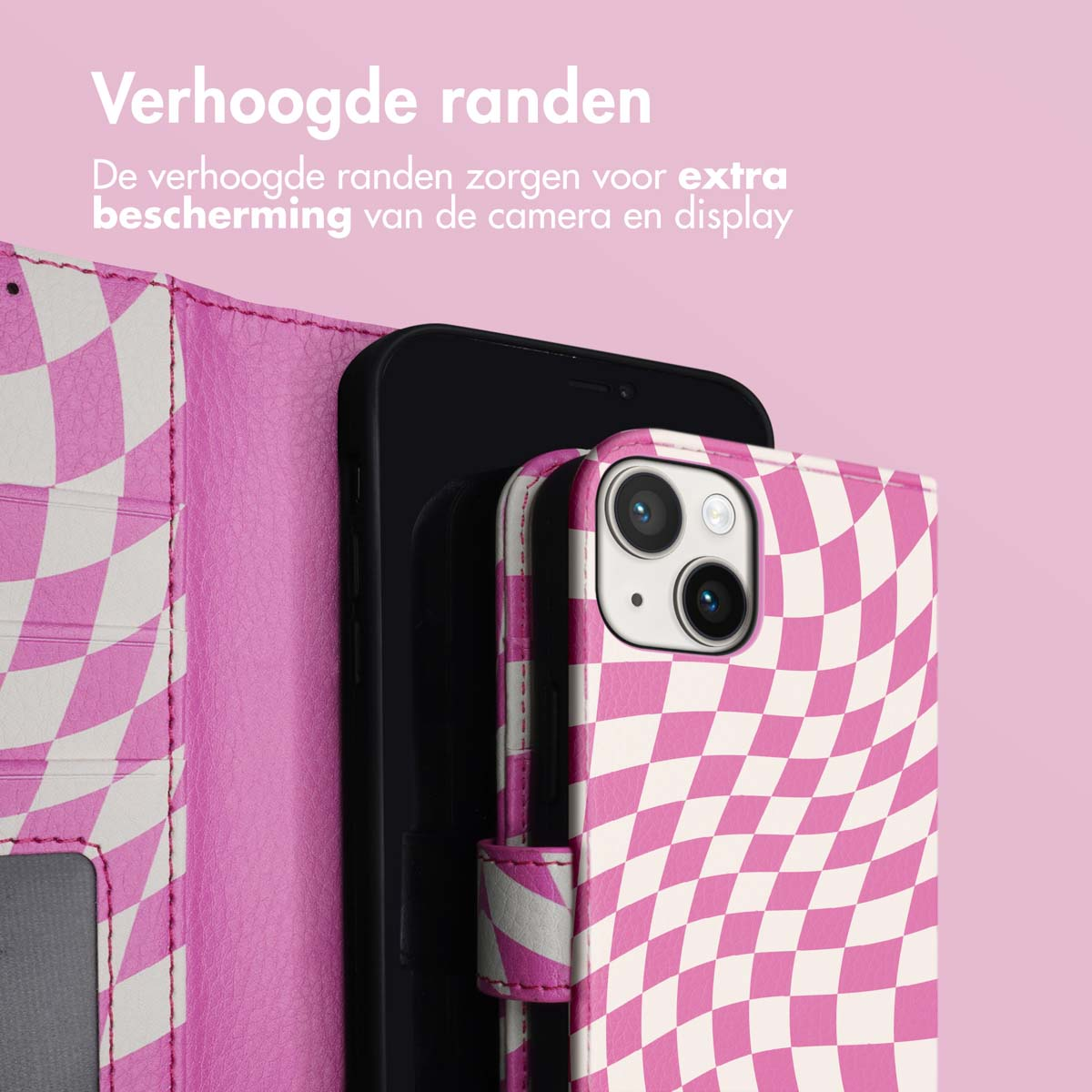 Roze en wit geblokte telefoonhoes met verhoogde randen voor camerabescherming.