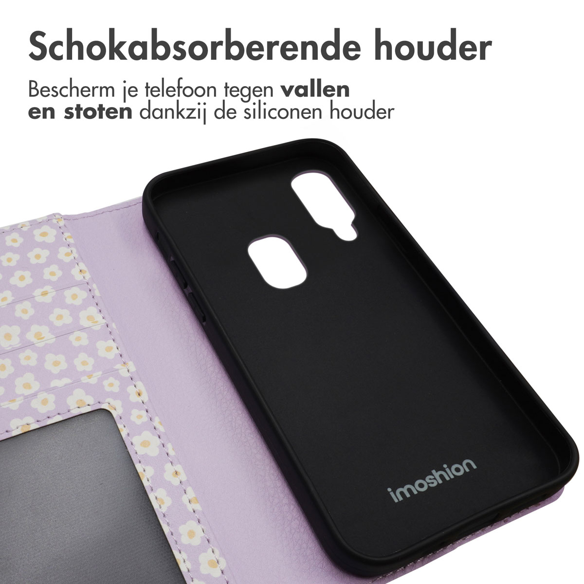 Een zwarte telefoonhoes rust op een paars telefoonhoesje met bloemenprint.
