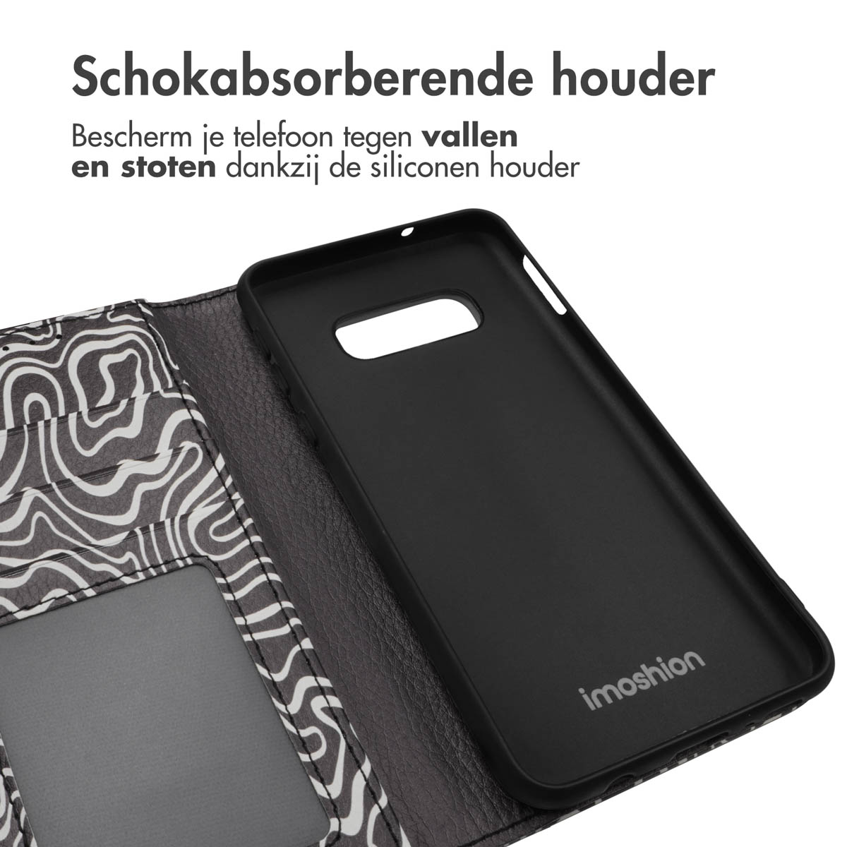 Coque de téléphone noire avec un portefeuille à motif zébré, protégeant le téléphone.
