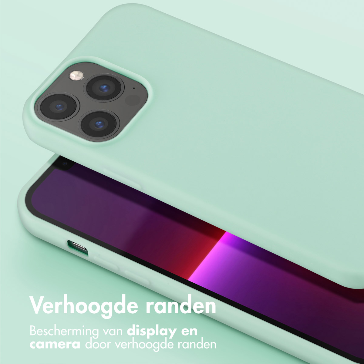 Coque de téléphone verte avec un téléphone à l'intérieur. Le téléphone est couvert par la coque.