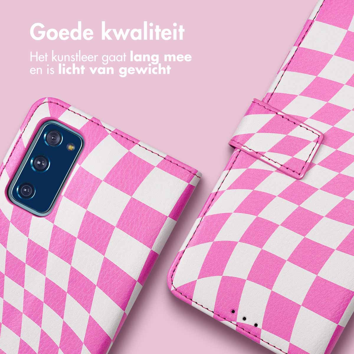 Un étui de téléphone à damier rose et blanc, ouvert avec téléphone.