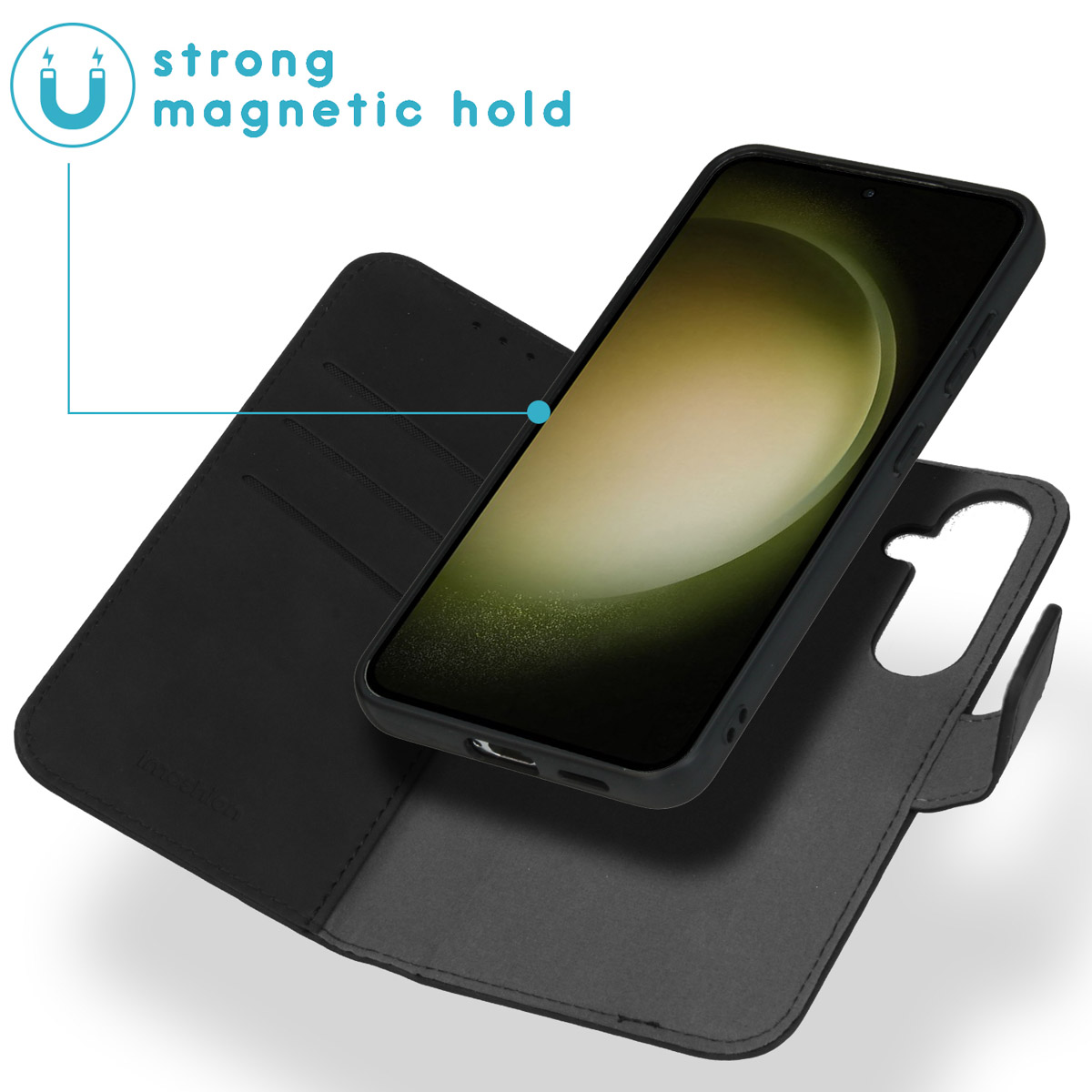Un téléphone noir dans un étui noir. L'étui du téléphone est ouvert.