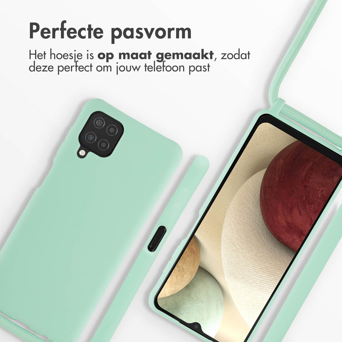 Een lichtgroene telefoonhoes met camerauitsparing en een telefoon erin.