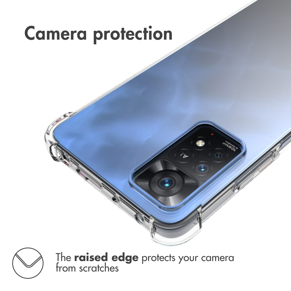 Primo piano di un telefono con una custodia trasparente. Il testo menziona la protezione della fotocamera. I bordi sono rialzati.