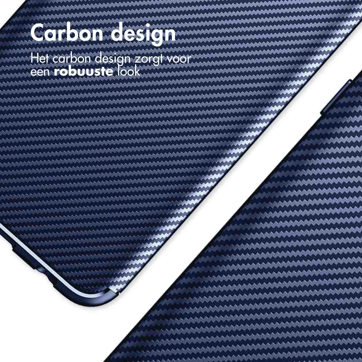 Donkerblauwe carbon fiber design telefoonhoes, close-up, toont de textuur.