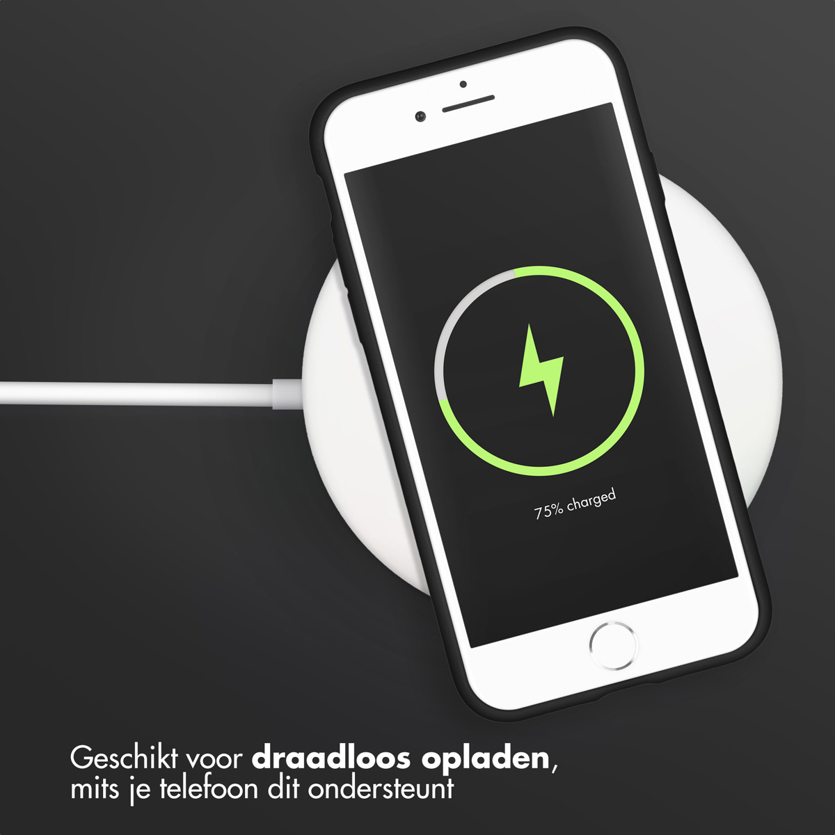 Telefoon op een draadloze oplader. De telefoon toont 75% opgeladen.