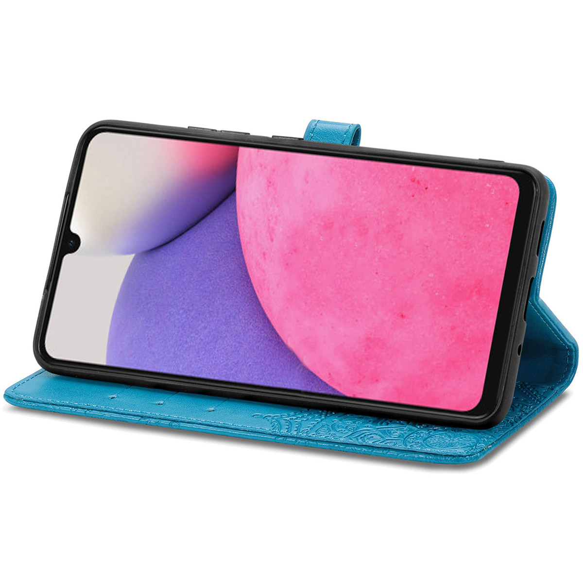 Een turkooizen smartphone in een hoes met reliëfpatroon.