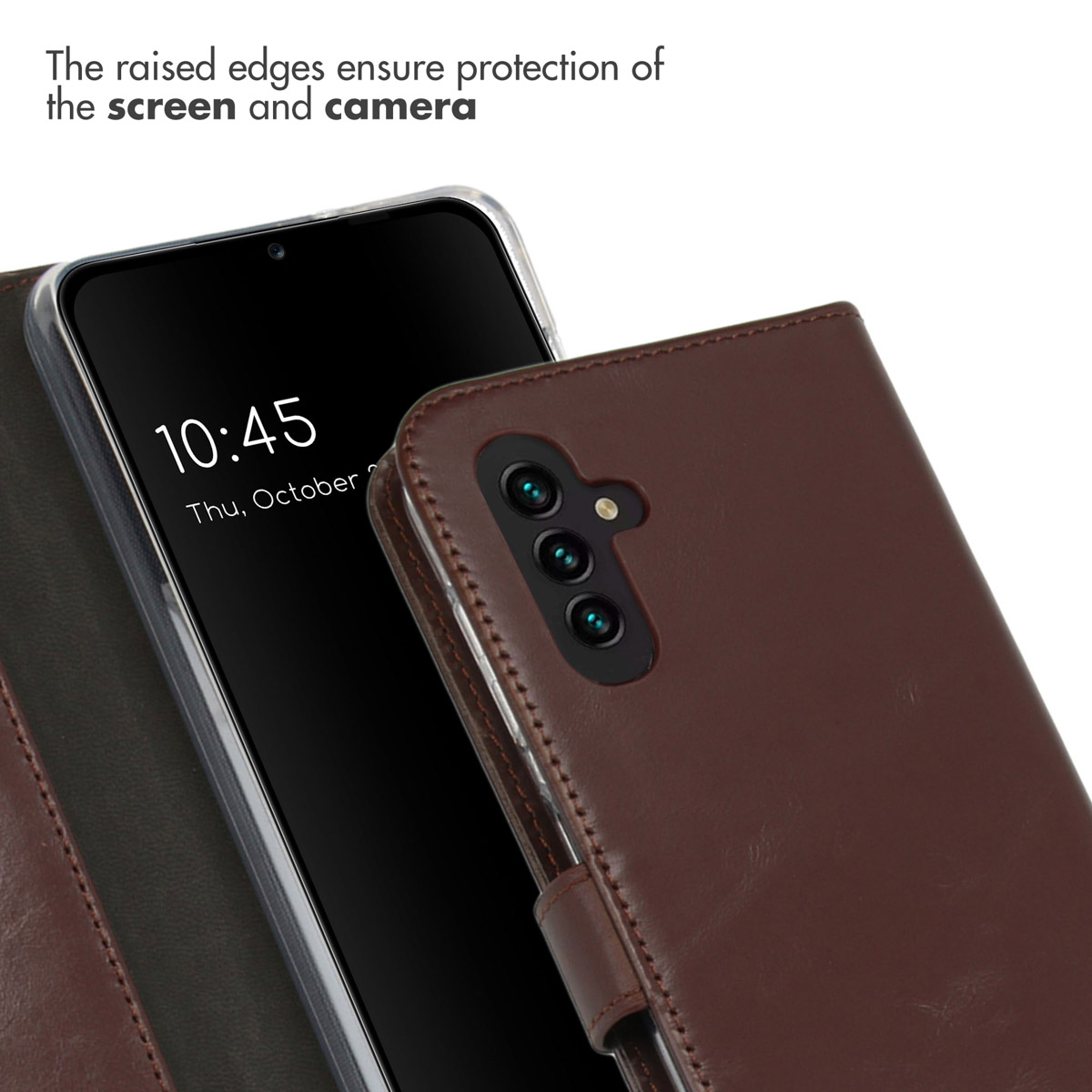 Une coque de smartphone en cuir marron avec trois objectifs et du texte.