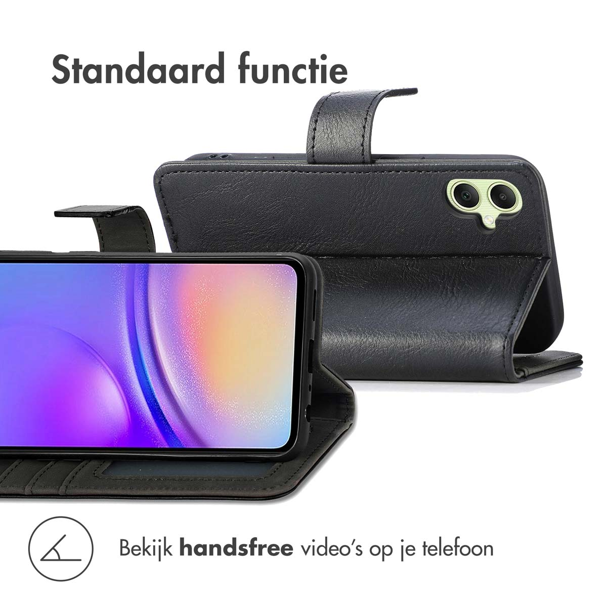 Zwart leren hoesje met telefoon rechtop voor handsfree kijken.