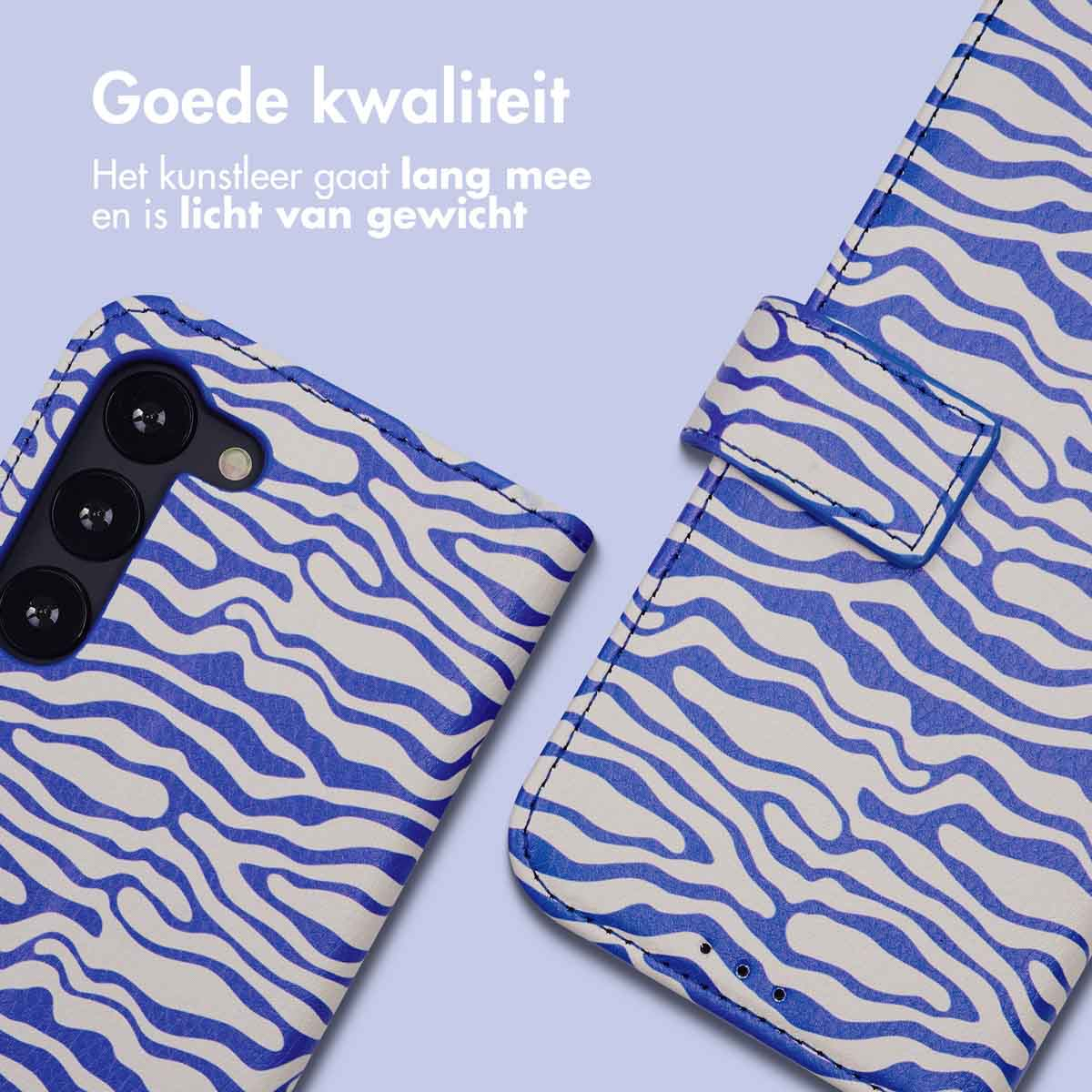 Een blauw-witte telefoonhoes met golvende lijnen en camerauitsparing.
