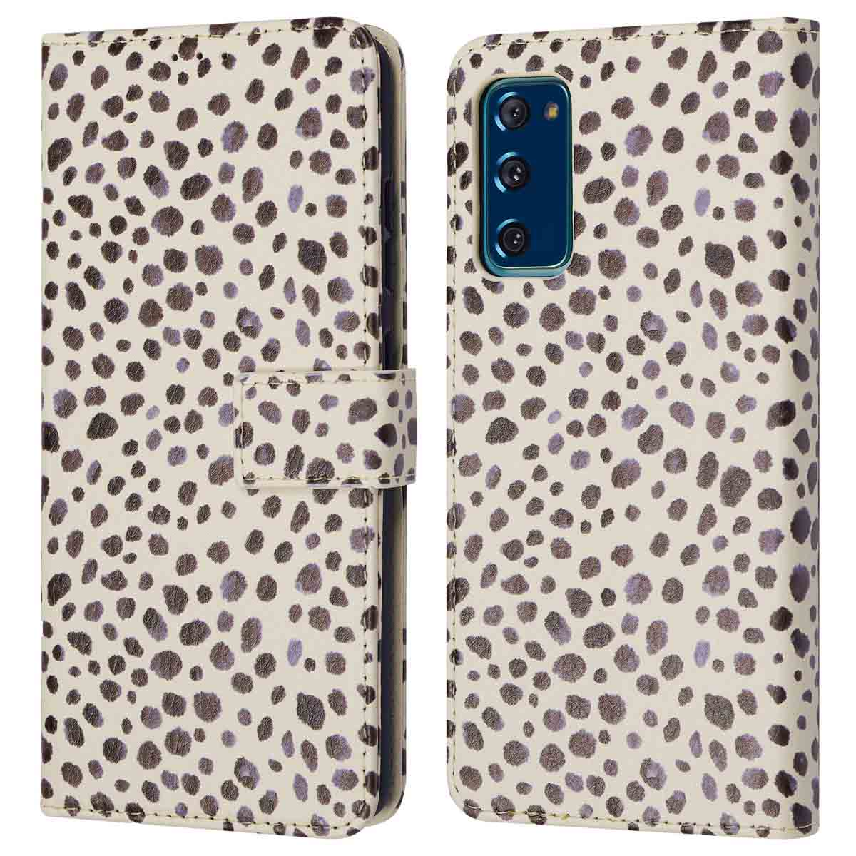 Une coque de téléphone à motif léopard sur fond clair, montrée ouverte.