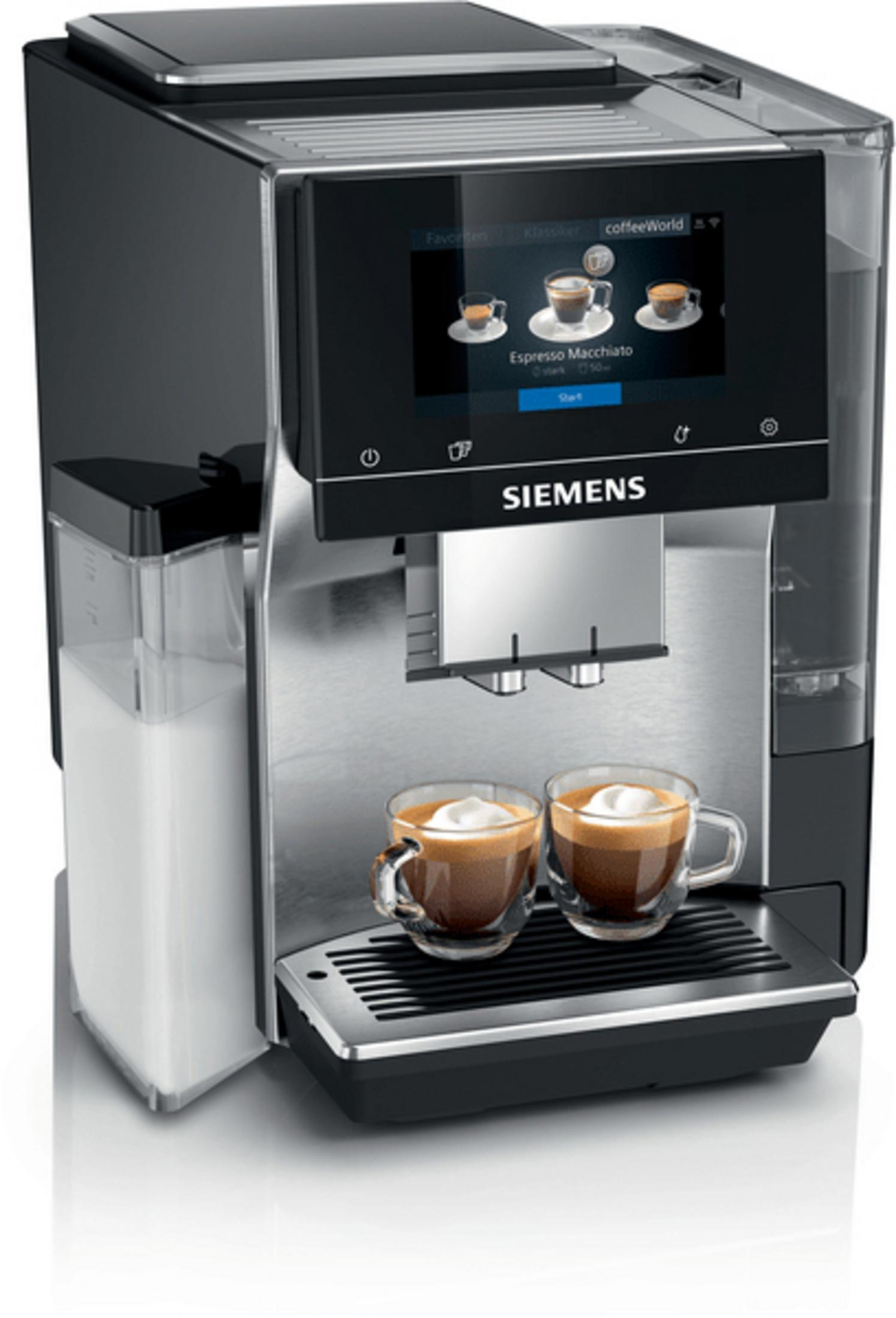 Eine schwarz-silberne Siemens Kaffeemaschine mit zwei Espressotassen mit Schaum.