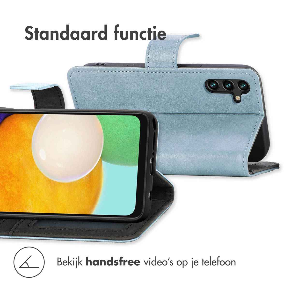 Lichtblauwe flip telefoonhoes met drie camera's en een telefoonscherm.