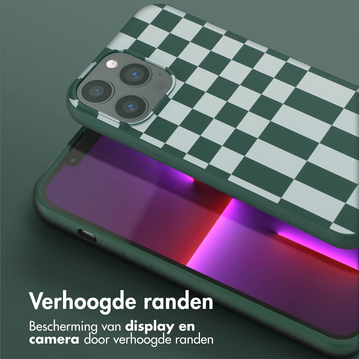 Coque de téléphone à carreaux verts et blancs sur un téléphone. La coque a des bords surélevés.