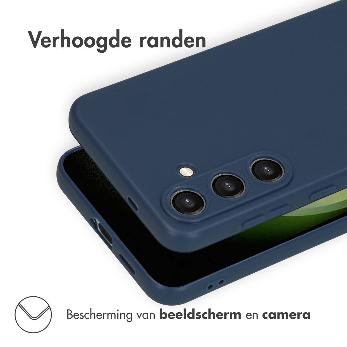Funda de teléfono azul oscuro con bordes elevados y recorte de cámara.