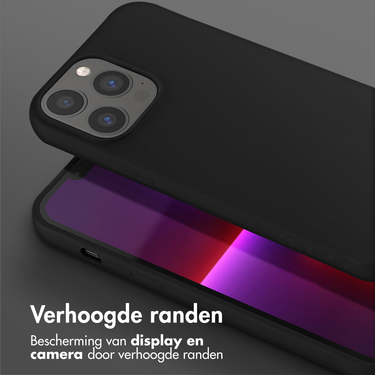 Zwarte telefoonhoes met telefoon erin. Verhoogde randen beschermen display en camera.