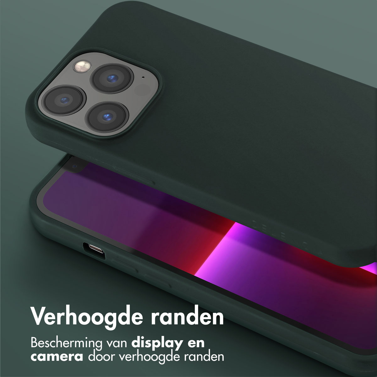 Donkergroene telefoonhoes met telefoon erin. Verhoogde randen beschermen display en camera.