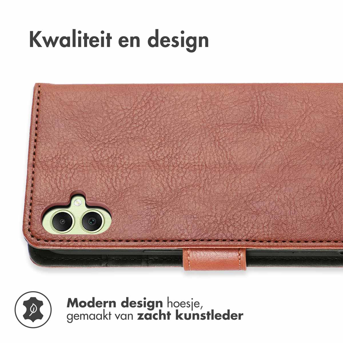 Een bruine leren telefoonhoes wordt getoond. De hoes is open en toont de camera van de telefoon.