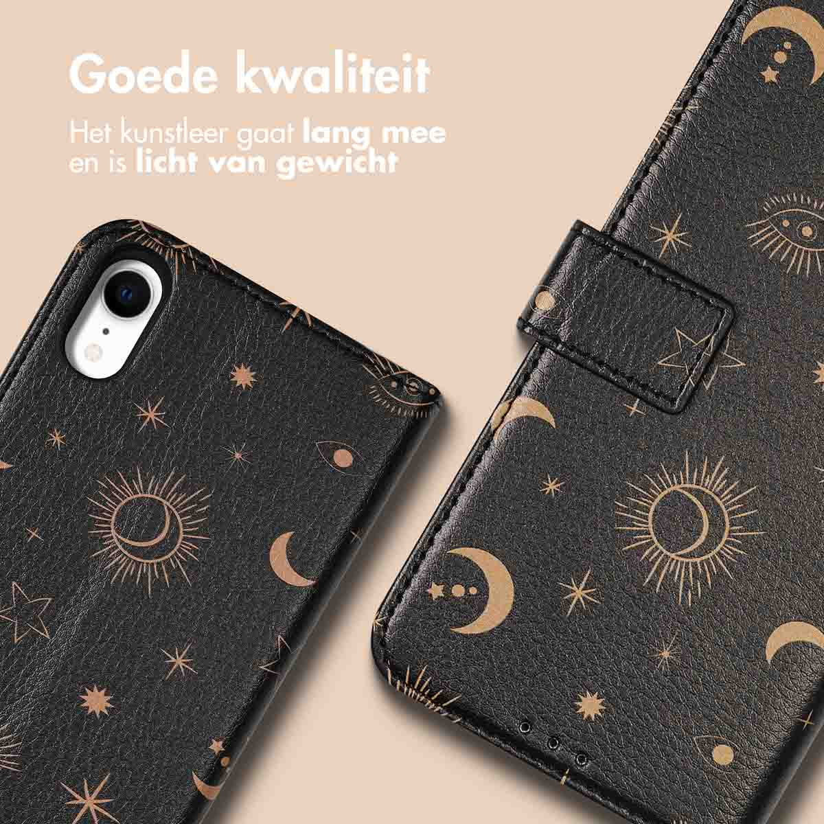 Coque de téléphone noire avec motif lune et étoiles dorées. Montre les détails de la coque.